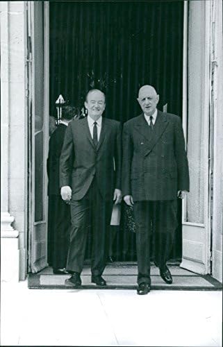 Fotografie de epocă a lui Hubert Horatio Humphrey Jr mers cu Charles de Gaulle.