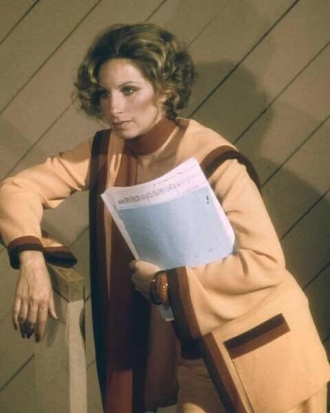 Barbra Streisand ținând partituri ca Fanny Brice Funny Woman 8x10 inch Fotografie